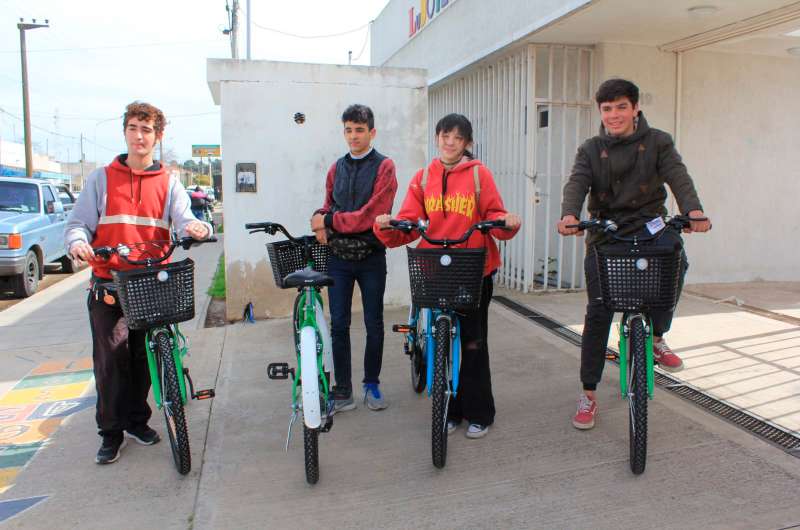 <span style='color:#e57026;font-size:15px;'>Presentaron proyectos para reducir la contaminación</span><br/><span></span><p/>Entregaron más de un centenar de bicicletas a estudiantes